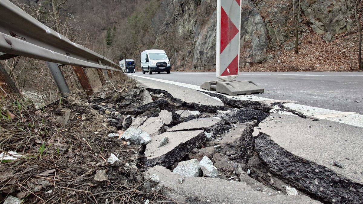 padanie skál, strečno, cesta