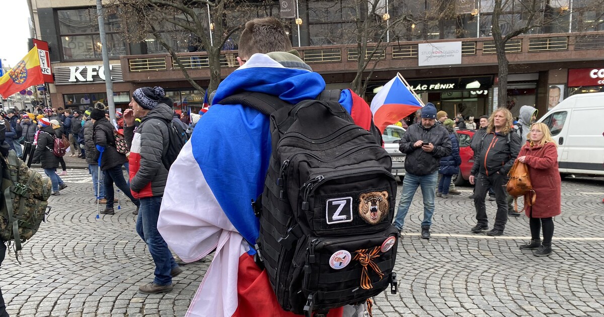 Muž, který měl na protivládní demonstraci logo wagnerovců, dostal podmínku a pokutu. Rok nesmí pobývat v Praze