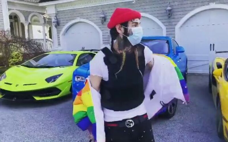6ix9ine se vysmívá raperům, kteří si musí půjčovat auta do klipů. V neprůstřelné vestě ukazuje vozový park za miliony.