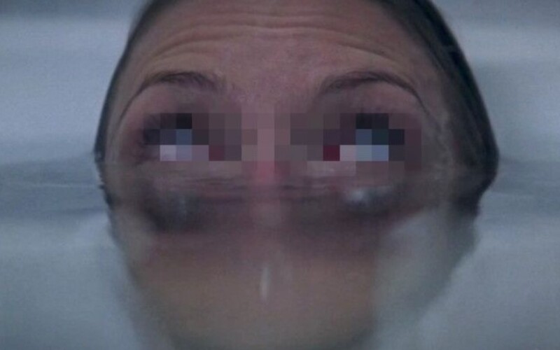„Nuž, všetko, čo som musela spraviť, bolo držať jej hlavu pod vodou. Bola vo vani naplnenej vodou. Zabiť človeka je oveľa jednoduchšie, ako si myslíte,“ povedala Sandra. Prečítaj si o dvoch sestrách, ktoré zabili mamu a skončili vo väzení.