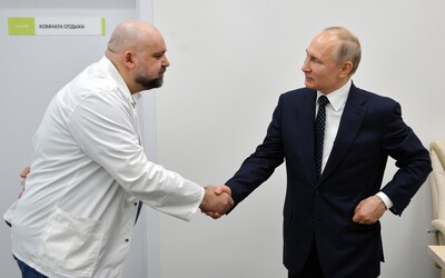 Putin si podával ruku s lékařem, který má koronavirus. Zatím pracuje z domu, neustále ho však testují.