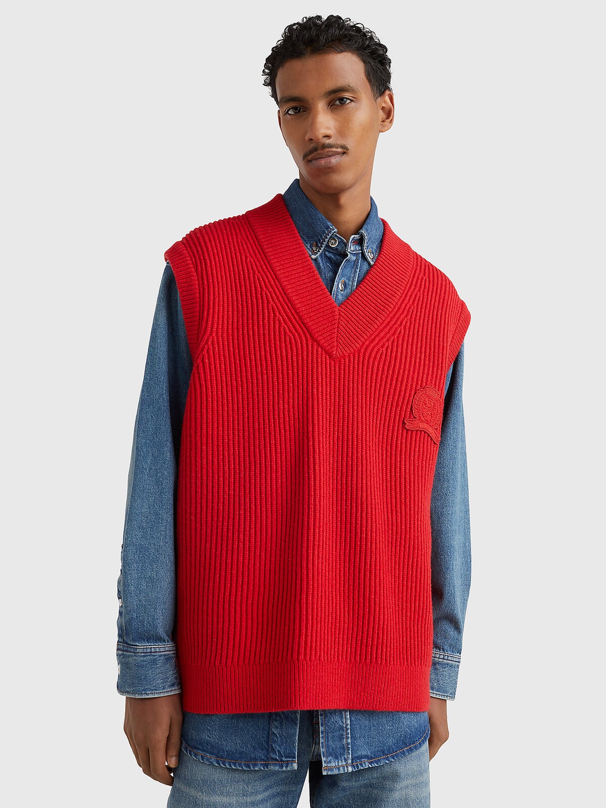 Pletená vesta s vrubkovanou štruktúrou v červenej farbe od značky Tommy Hilfiger stojí v akcii 115 eur. 