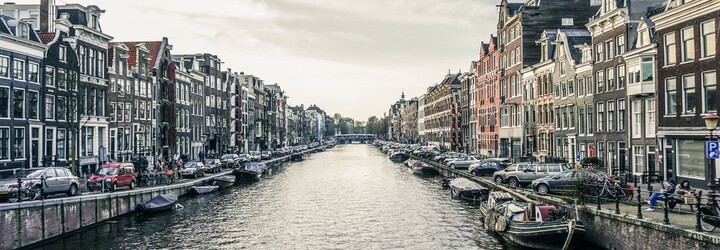 V Amsterdamu po letech zamrzly kanály. Lidé po nich chodí do práce, ale nezapomínají ani na brusle