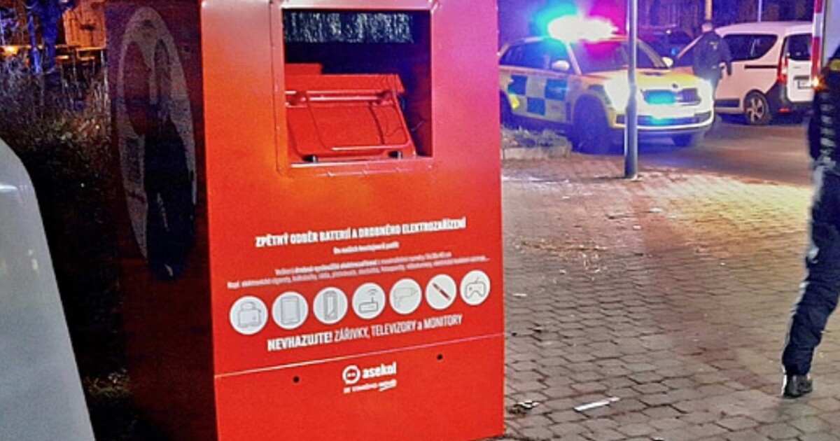 V kontejneru na elektroodpad zemřel člověk. Nejprve tam uvízl, hasiči ho poté vytáhli mrtvého