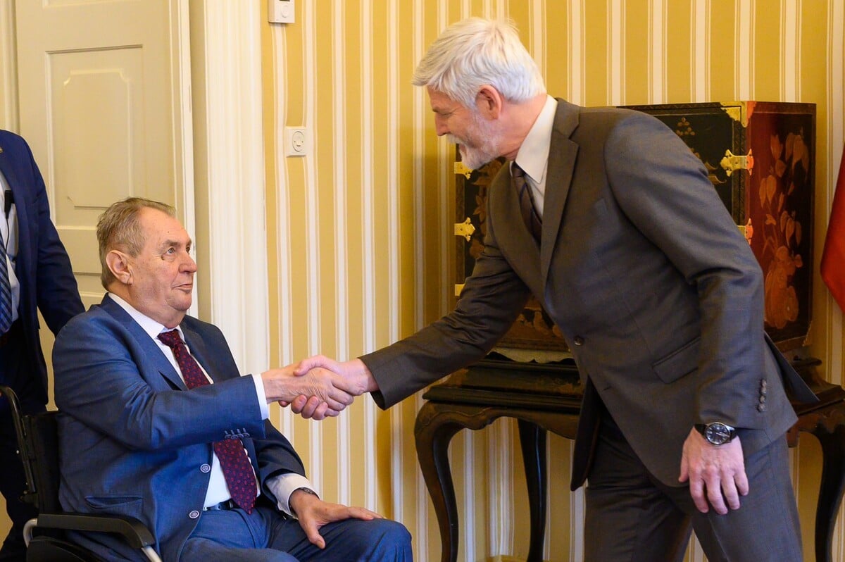 Prezident republiky Miloš Zeman a jeho zvolený nástupce Petr Pavel se poprvé od voleb setkávají.