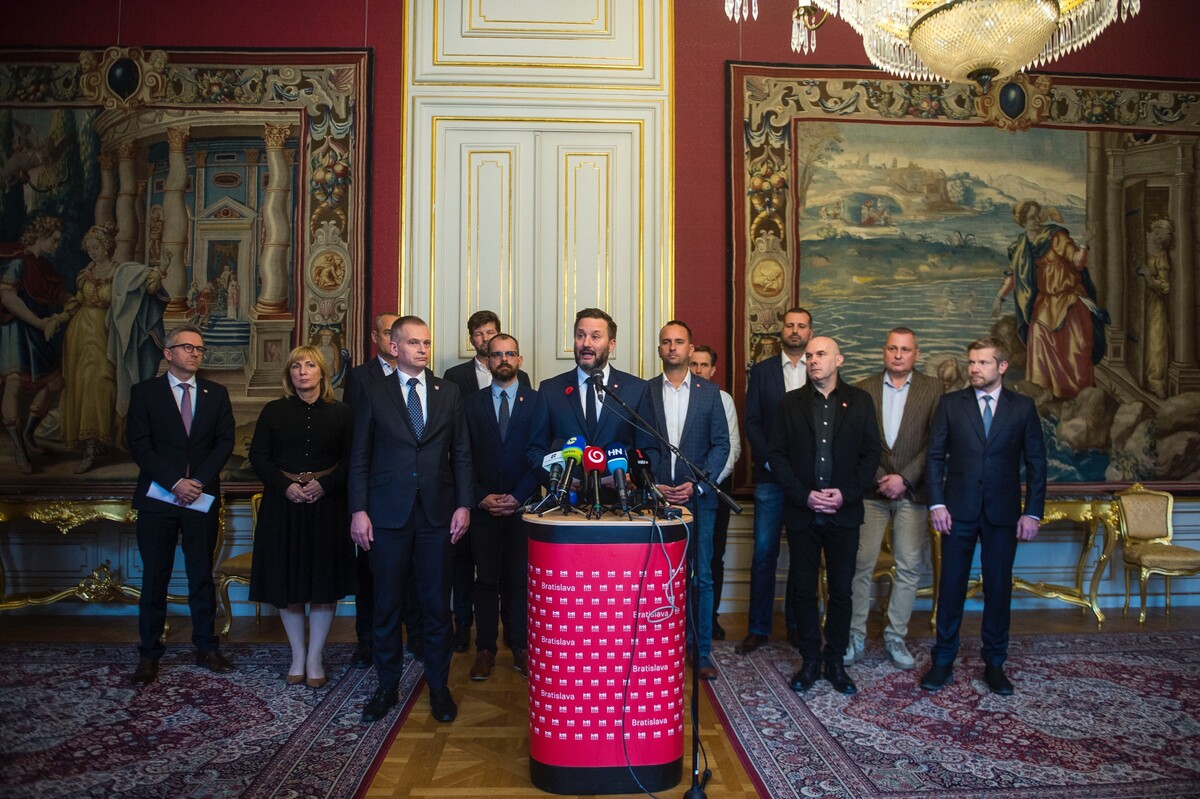 Tlačová konferencia o zvyšovaní dane z nehnuteľností a poplatku za odpad.