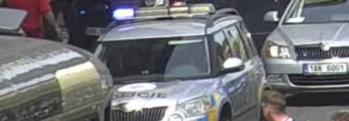 V centru Prahy bylo ohlášeno možné ozbrojené vloupání. Policie po zásahu zabavila zbraň a zatkla tři cizince
