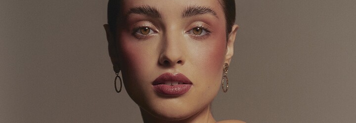V patnácti jí řekli, že je pro modeling moc „tlustá.“ Dnes česká modelka Jana Plesníková pracuje po celém světě (Rozhovor)