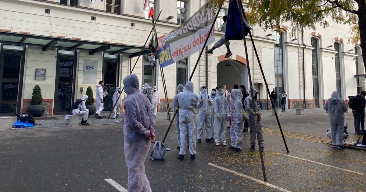 „Dane, zaplať daně“. Demonstranti protestovali proti miliardáři Danielu Křetínskému. Rozehnala je policie