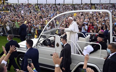 ZÁZNAM: Pápež odletel do Vatikánu, za štyri dni ho navštívilo viac ako 100-tisíc veriacich