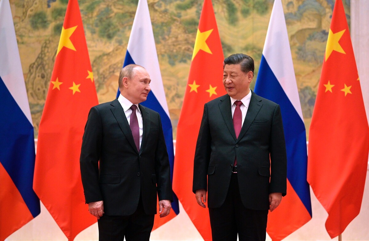 Čínsky prezident Si Ťin-pching (vpravo) a ruský prezident Vladimir Putin pózujú pred spoločným stretnutím v Pekingu 4. februára 2022.