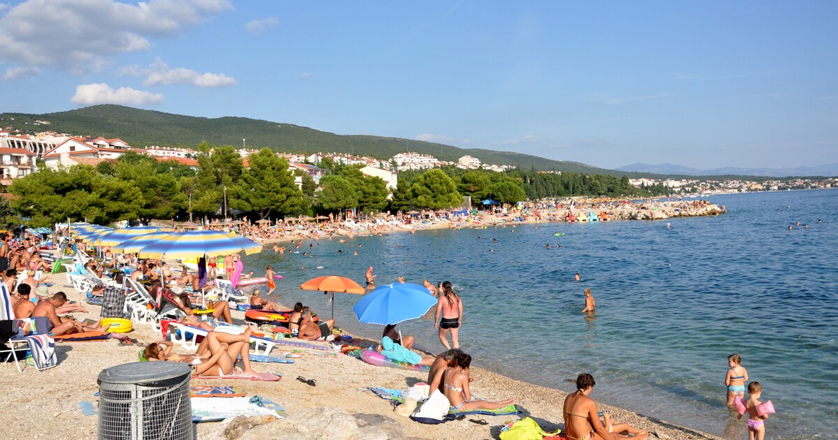 V Chorvatsku zatkli 81letého Čecha, který si natáčel nezletilé děti na pláži. Policie mu odebrala telefon přímo na místě