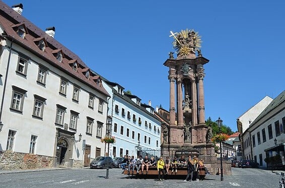 Ktoré mesto má v centre túto sochu?