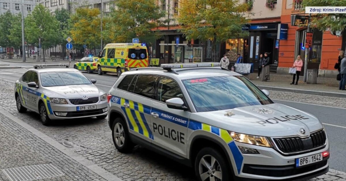 Na střeše paneláku v Plzni se měl procházet člověk se zbraní. Nakonec šlo o pracovníka komunikačních služeb