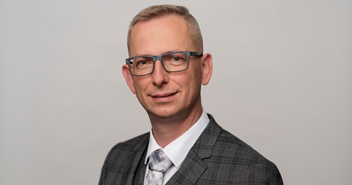 Nový návrh lidovců narovnává majetková práva pro LGBTQIA+ páry. Rodičovská práva ale opomíjí