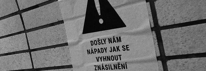 Právnickou fakultu zaplavily žluté plakáty s výstražným trojúhelníkem. „Mlčení neznamená ano,“ hlásají některé z nich