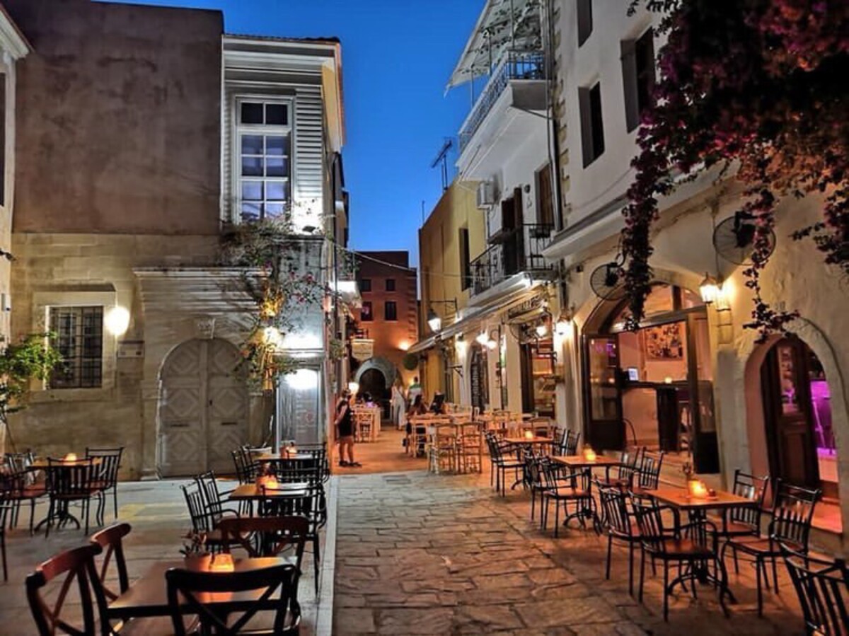Večerná ulica na ostrove Kréta, kde Janka pôsobila ako delegátka.