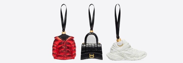 Módní dům Balenciaga spustil prodej vánočních ozdob v podobě péřové bundy, kabelky a tenisek. Souprava stojí přes 12 tisíc korun