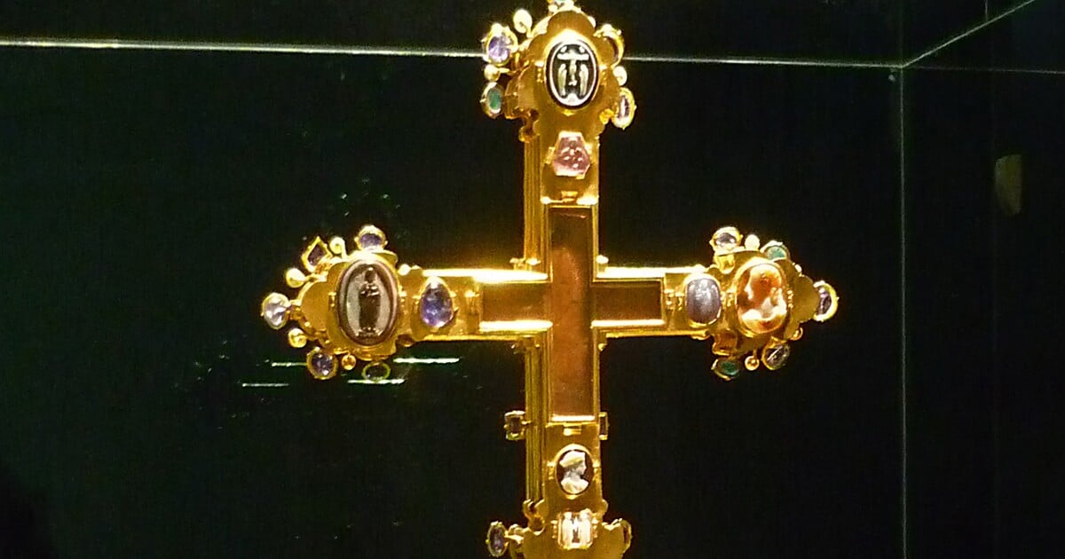 Pražský hrad vystavuje svatovítský poklad a vzácné listiny z doby Karla IV.