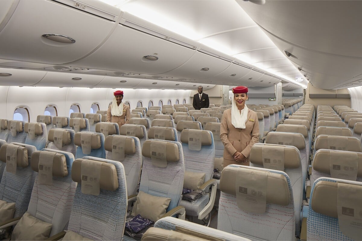 Posádka Emirates musí byť vždy riadne upravená a vždy musí striktne dodržiavať pravidlá nosenia uniforiem. 