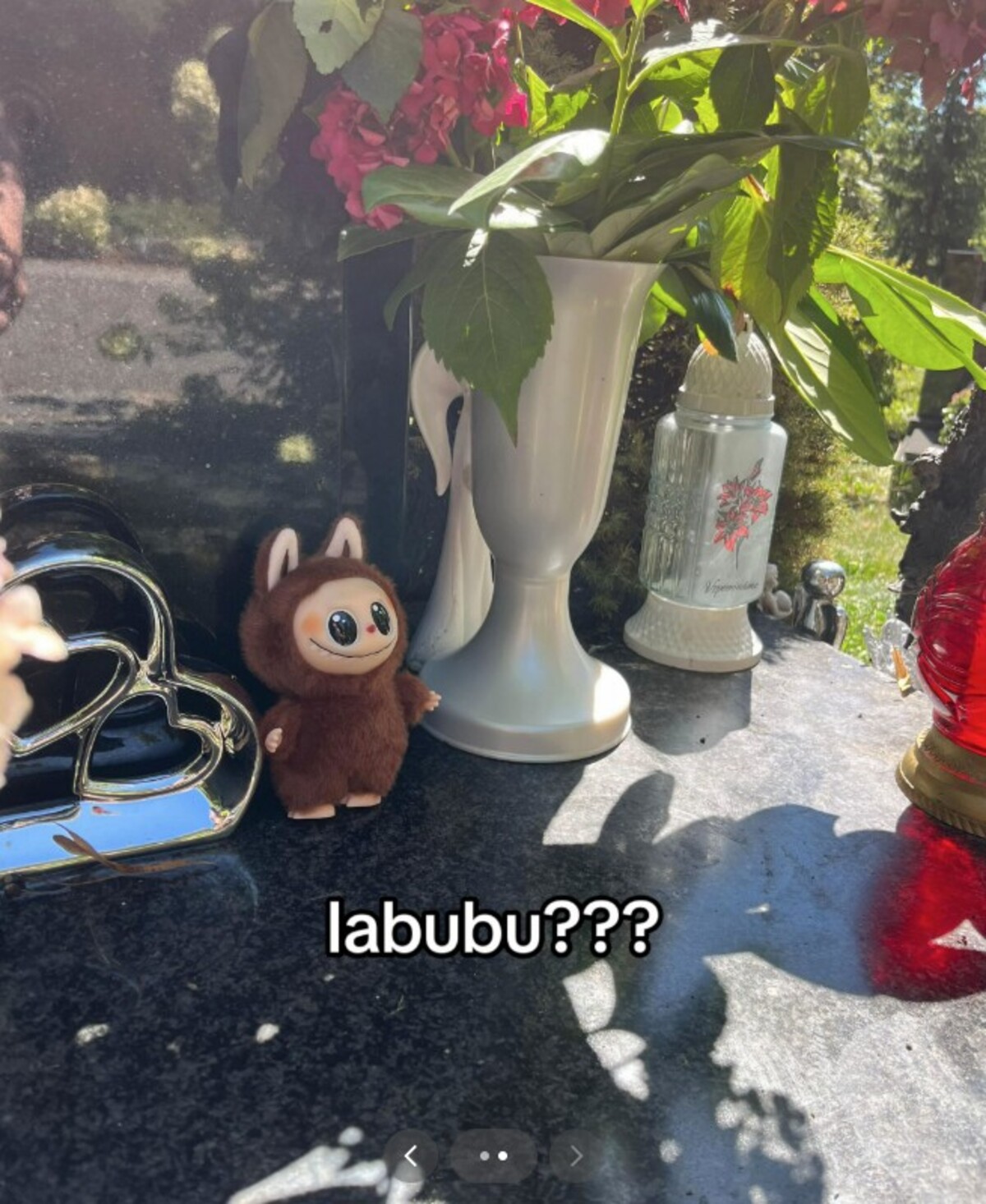 Labubu trend dorazil údajně i na hrob Karla Gotta