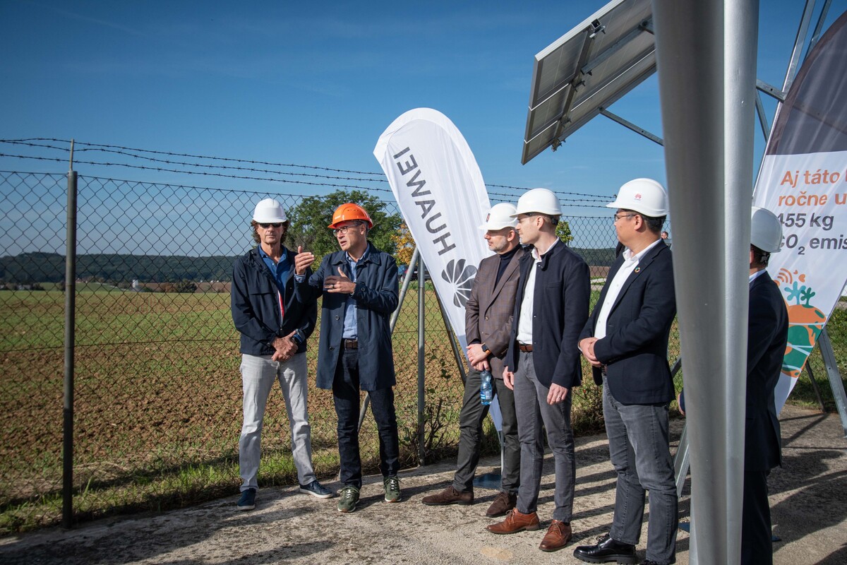 Manažér zodpovedný za sieťovú infraštruktúru Matej Babiak ozrejmuje úsporu energie vďaka solárnym riešeniam.