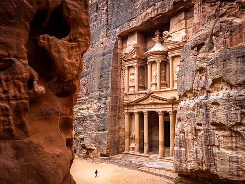 Petra je skalní město a archeologické naleziště v Jordánsku. Jejím nejznámějším místem je Pokladnice, vyvedená do neuvěřitelných detailů, včetně vyobrazení bohů a dalších mytologických postav. V Petře se natáčelo také několik světoznámých filmů. Který například? 