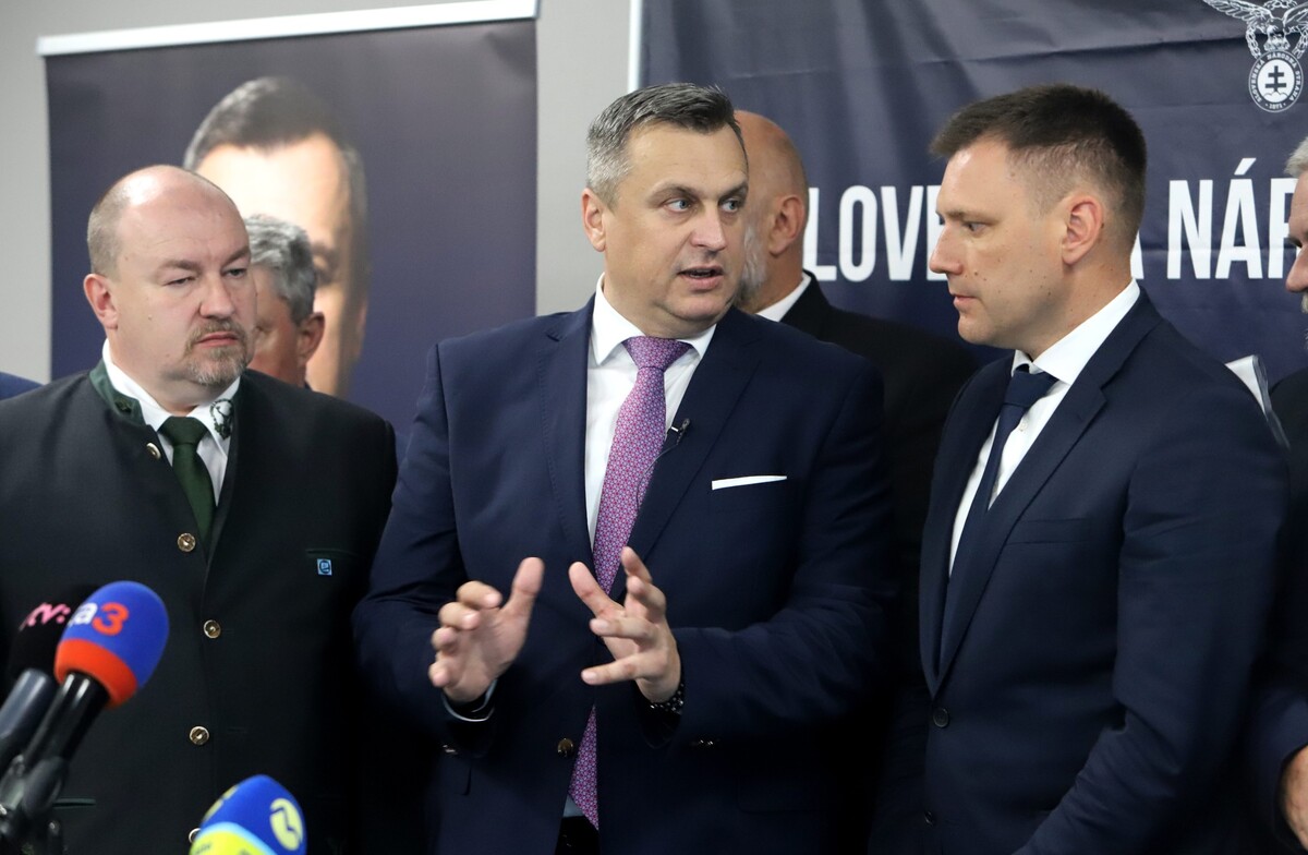 Na fotografii zľava Rudolf Huliak, Andrej Danko a Tomáš Taraba.