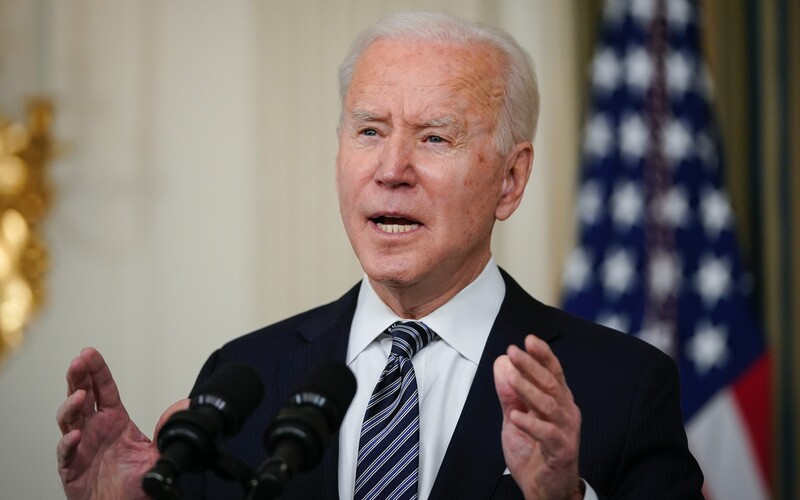 Joe Biden vyzval k zákazu útočných pušek v reakci na střelecké útoky v USA.