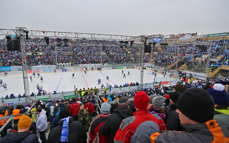 Winter Classic v Bratislave! Na Tehelnom poli odohrajú tri zápasy pod holým nebom.