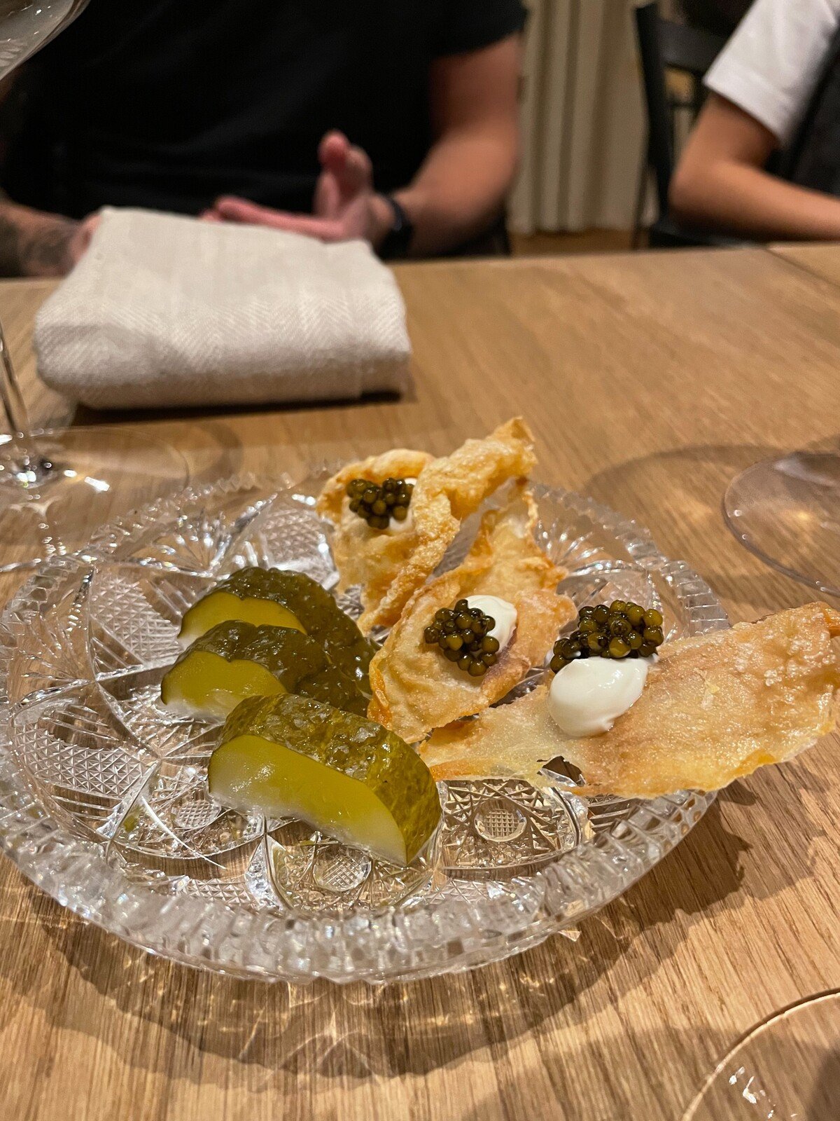 Chrumkavý čips s kaviárom a kvasákom vo vodke v bratislavskej reštaurácii Irin šéfkuchára Lukáša Heska.