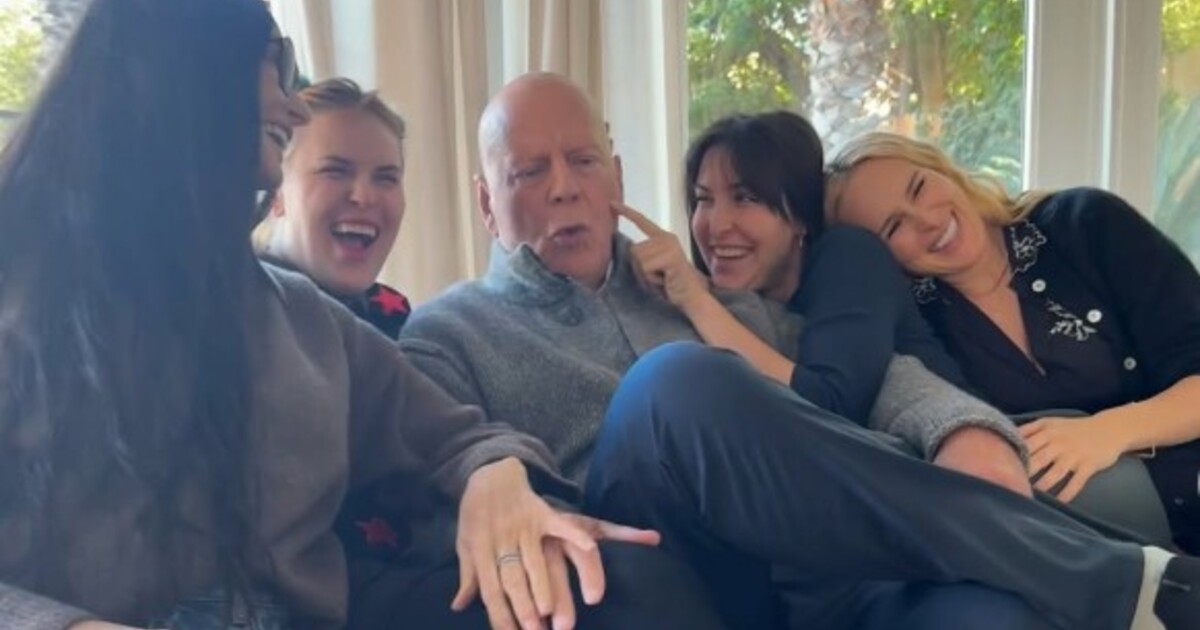 Demi Moore sdílela několik dojemných fotek nemocného exmanžela. Bruce Willis na nich slaví narozeniny s rodinou