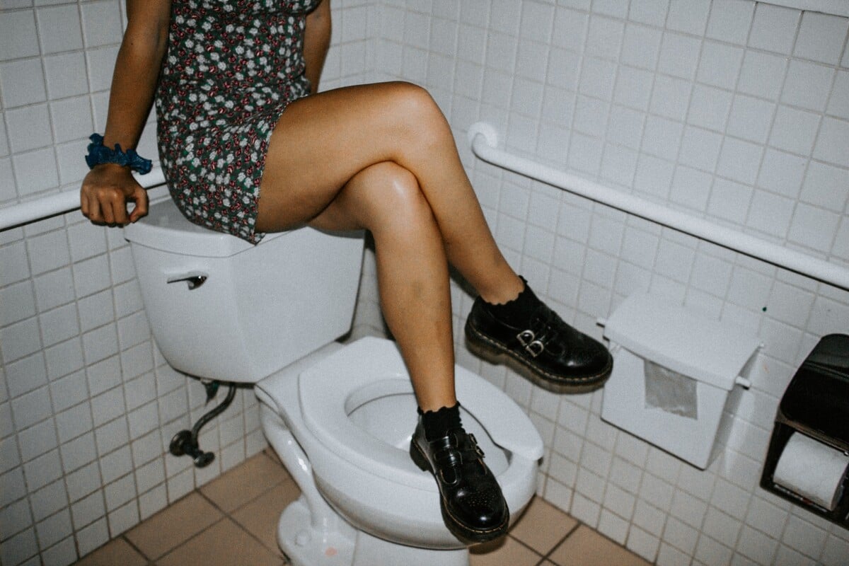 Dlhé vysedávanie na toalete skutočne môže spôsobiť vážne problémy.