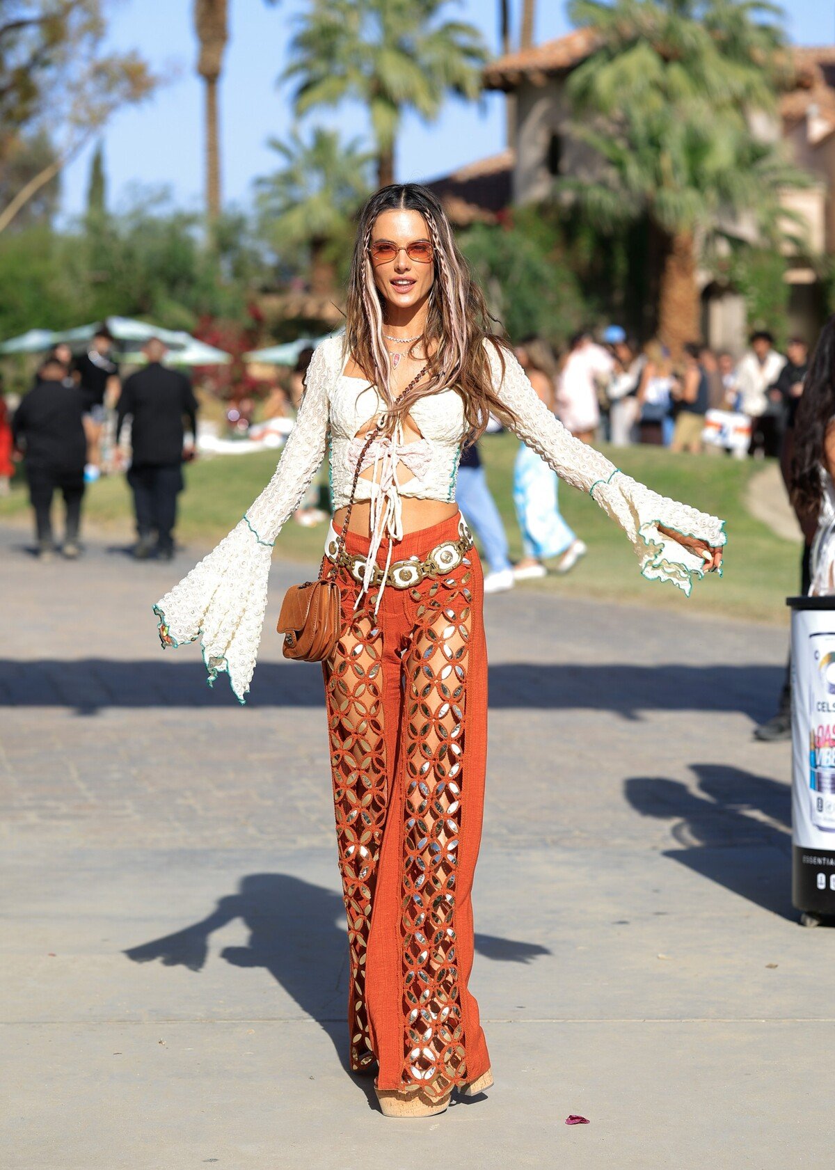 Modelka Alessandra Ambrosio predviedla na tohtoročnej Coachelle jeden z najlepších lookov. Brazílskej kráske sa zároveň podarilo obhájiť nadčasovosť hippie štýlu, ktorý na svetových festivaloch úspešne úraduje už niekoľko rokov. 