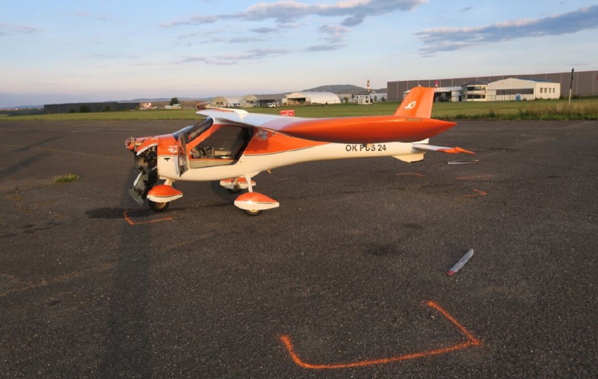 Policie vyšetřuje střet ultralehkého letounu s osobním vozidlem.