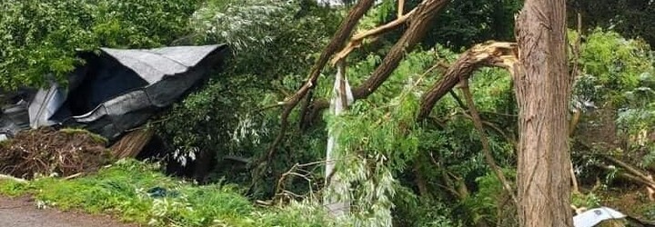 FOTO: Takto tornádo na východe Slovenska spustošilo domy. Zničilo strechy, strhlo elektrické vedenie aj stromy