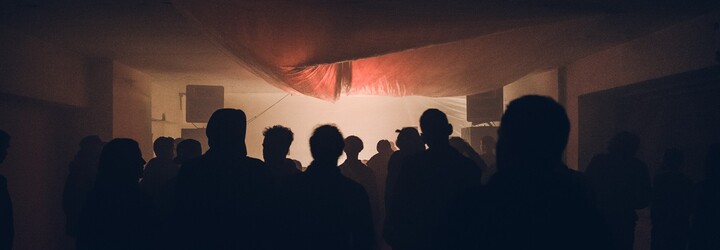 Do holešovické Haly 36 dorazí francouzský producent Voiski. Vystoupí na legendární warehouse akci Tetris