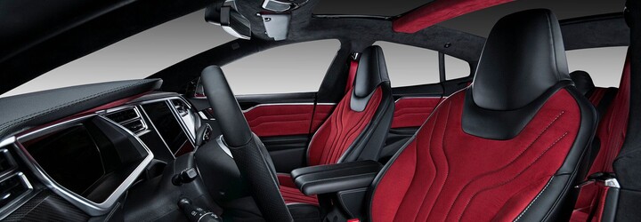 Vyšperkovaná Tesla Model S jako červeno-černá kombinace Alcantary a karbonu