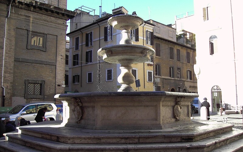 Americký turista dostal 450-eurovú pokutu, pretože jedol zmrzlinu na schodoch historickej fontány v Ríme.