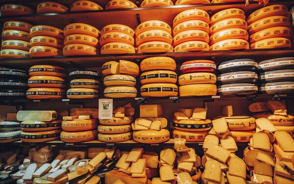 K velkým evropským producentům sýra patří také Nizozemsko. Který z těchto sýrů ale z této země nepochází?