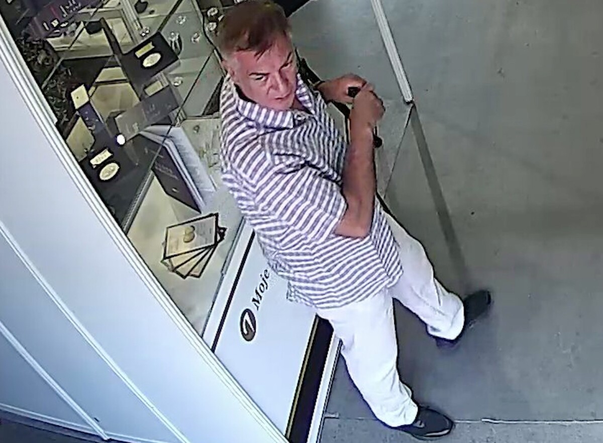 Jeden z mužů, který je podezřelý z krádeže na pražském výstavišti.
