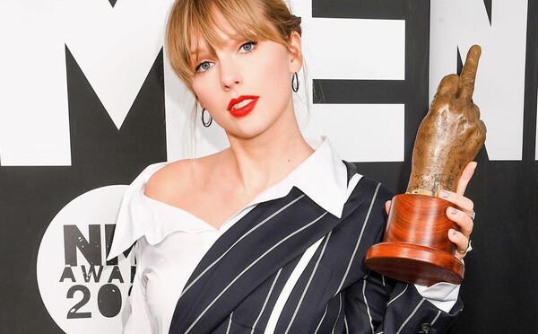 Feministická hymna v podání Taylor Swift kritizuje diskriminaci žen. Zpěvačka si v klipu zahrála vulgárního muže