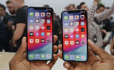 Feministky kritizují Apple za to, že vyrábí iPhony příliš velké pro průměrnou ženskou ruku Feministky kritizují Apple za to, že vyrábí iPhony příliš velké pro průměrnou ženskou ruku