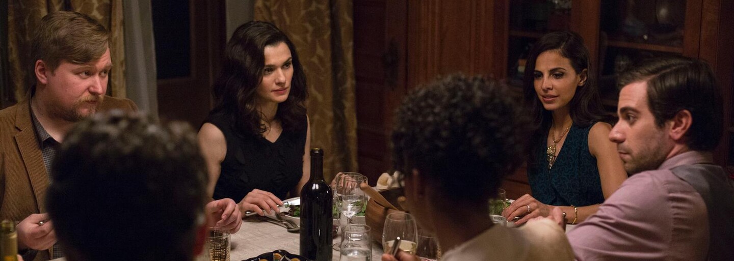 Femme fatale Rachel Weisz nie je tým, za koho sa vydáva v tajomnom romantickom filme Complete Unknown