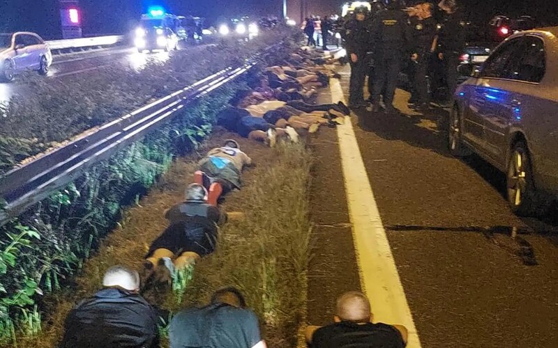 Chuligáni zo Splitu po zápase so Záhrebom zablokovali diaľnicu. Pri hromadnej bitke fanúšikov sa zranili aj policajti.