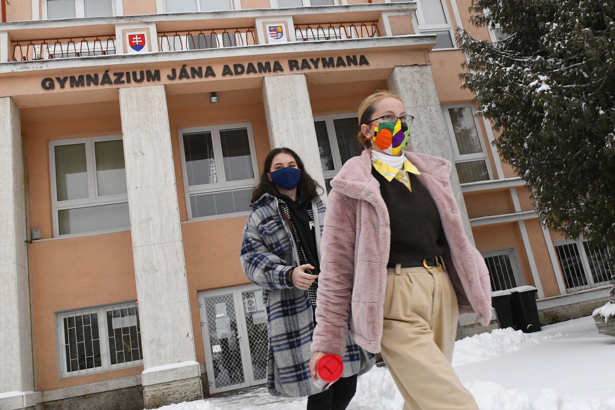 Ilustračná fotka: Maturanti s ochrannými rúškami  prichádzajú do školy pri obnovení prezenčného vyučovania na Gymnáziu Jána Adama Raymana v Prešove v utorok 9. februára 2021.