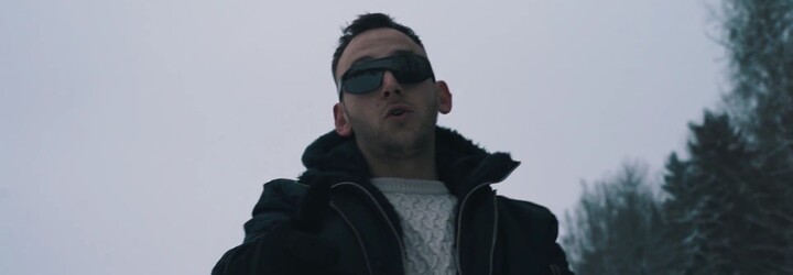 Hugo Toxxx vybavený sněžnicemi se v novém klipu prochází zimní krajinou. Zhlédni video k Private Mode