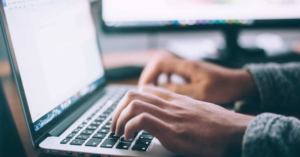 Riziko v radikálních on-line komunitách roste se zapojením mladistvých, popisuje centrála proti organizovanému zločinu