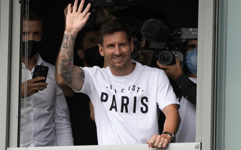 Messiho v Paríži privítali tisícky fanúšikov. Argentínska hviezda prestupuje do PSG.