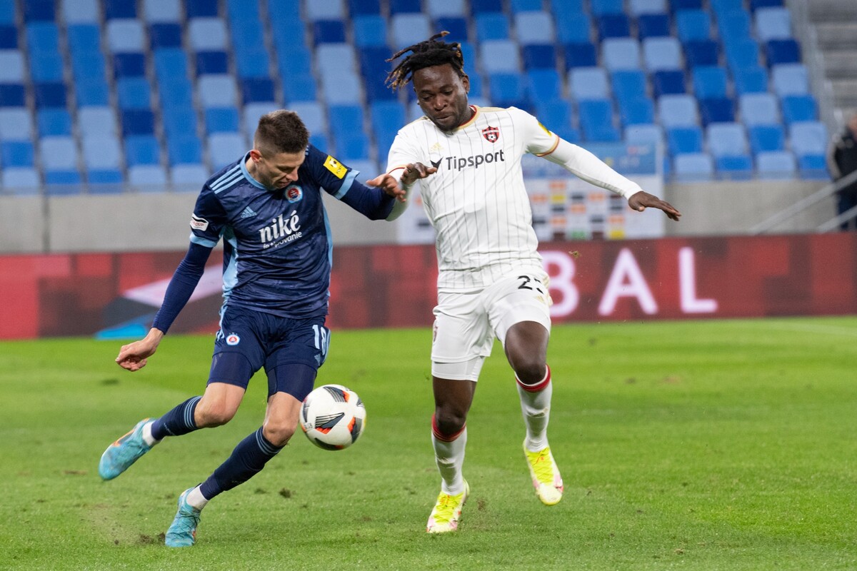 David Hrnčár (Slovan) a Yusuf Bamidele (Trnava) počas zápasu 22. kola futbalovej Fortuna ligy vo februári 2022.